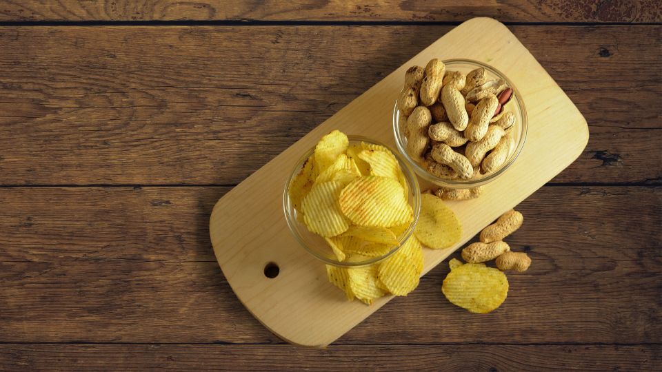 Calorieën tellen is niet de basis om af te vallen; Waarom je van noten niet dik wordt en van (evenveel calorieën) chips wel